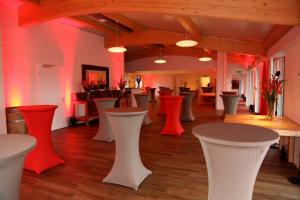 Eco Stehtisch mit Stoff-Husse 7